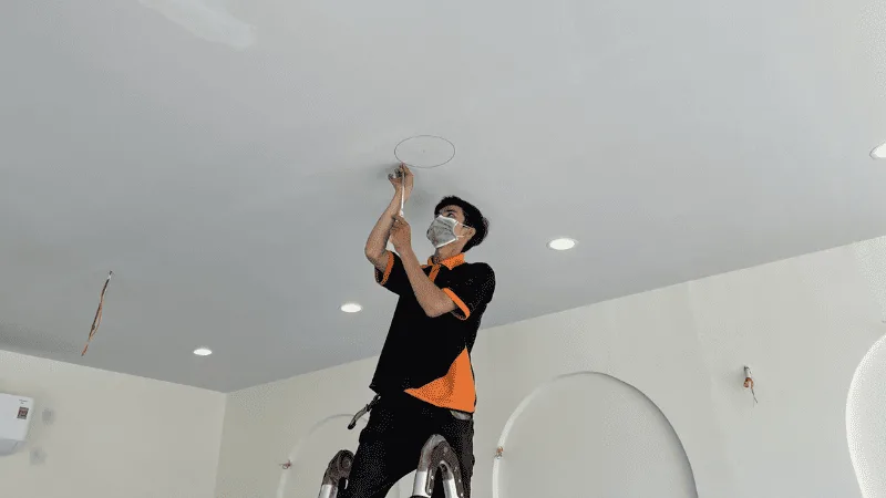 Khoét lỗ loa âm trần bằng dụng cụ khoan, cưa đã chuẩn bị trước